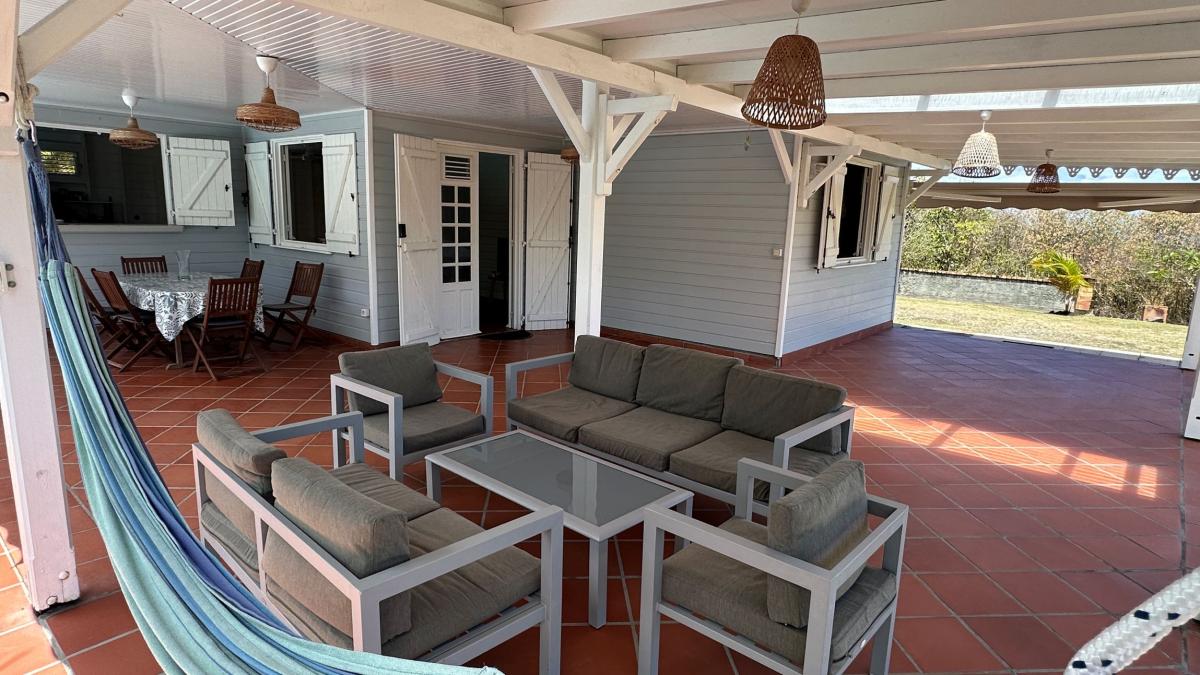 Location villa martinique piscine - table à manger